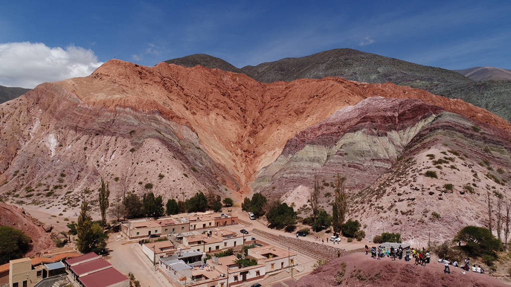 El paisaje característico de Humahuaca, en el que se inspiraron para el diseño de la camiseta alternativa