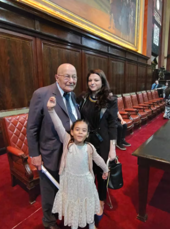 Con el título en mano, junto a su nieta y Verónica Otero, a quien eligió para la entrega: fue su profesora en las materias de Títulos privados y públicos, y derechos reales (Foto: Gentileza Julio Schenone)